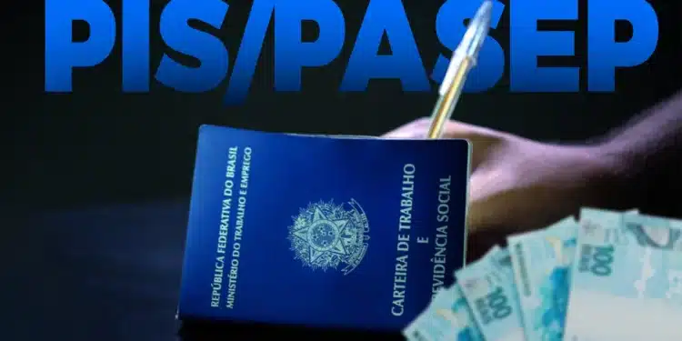 Carteira de Trabalho e Previdência Social apoiada sobre mesa com cédulas de cem reais ao lado e texto PIS/PASEP em destaque
