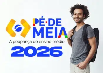 Jovem negro sorridente com mochila nas costas ao lado do logotipo oficial do programa Pé-de-Meia com a frase a poupança do ensino médio e o ano 2026 em destaque, representando os beneficiários que concluíram o ensino médio em 2025 e aguardam o pagamento