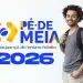 Jovem negro sorridente com mochila nas costas ao lado do logotipo oficial do programa Pé-de-Meia com a frase a poupança do ensino médio e o ano 2026 em destaque, representando os beneficiários que concluíram o ensino médio em 2025 e aguardam o pagamento