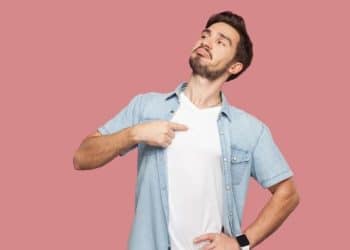 Homem apontando para si mesmo, simbolizando o comportamento egocêntrico em relações.