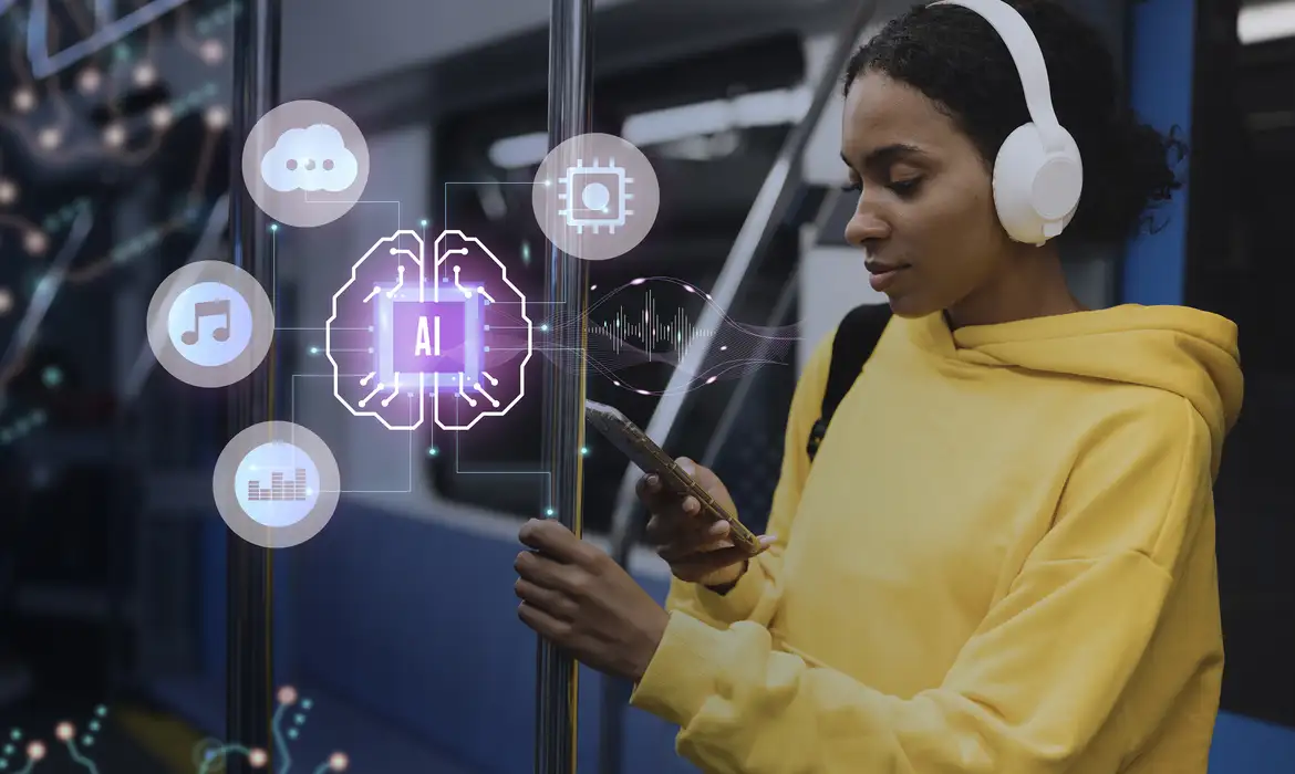 Jovem negra com fone de ouvido branco e moletom amarelo acessando plataforma de inteligência artificial pelo smartphone, representando o uso do simulador de entrevistas do SENAI