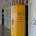 Fachada de unidade dos Correios com logomarca e locker amarelo para retirada de encomendas, representando o processo seletivo do programa jovem aprendiz Correios 2026, com 548 vagas e inscrições gratuitas.