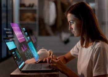 Profissional trabalhando com dados e interface digital, simbolizando a tecnologia e as profissões do futuro.