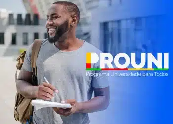 Estudante com caderno e mochila ao lado da logomarca do Prouni, que divulga o resultado da segunda chamada do programa em 2026.