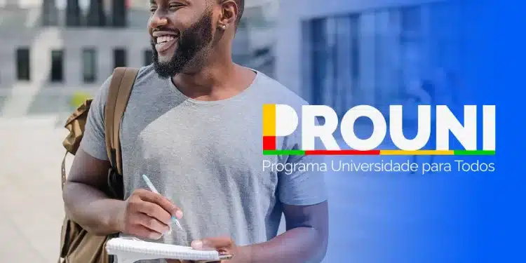Estudante com caderno e mochila ao lado da logomarca do Prouni, que divulga o resultado da segunda chamada do programa em 2026.