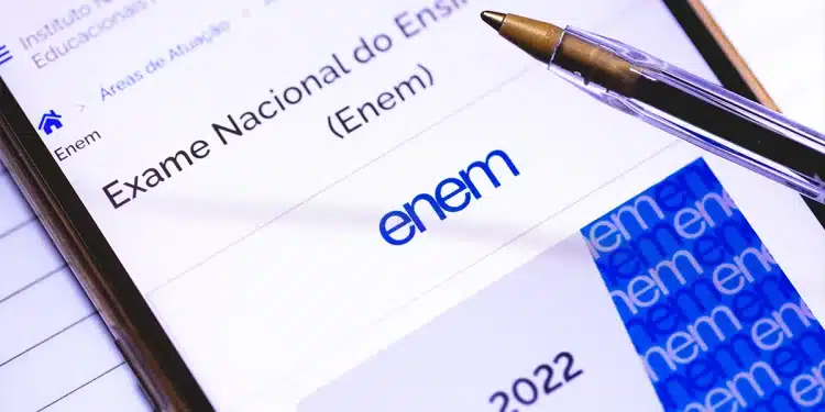 Tela de celular exibindo a página do Enem com caneta sobre o aparelho, representando o início do planejamento de estudos para a prova.