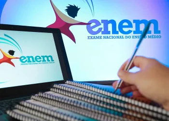 Estudante revisando estratégias para tirar nota alta na redação do Enem com materiais de estudo e computador aberto.
