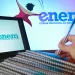 Estudante revisando estratégias para tirar nota alta na redação do Enem com materiais de estudo e computador aberto.