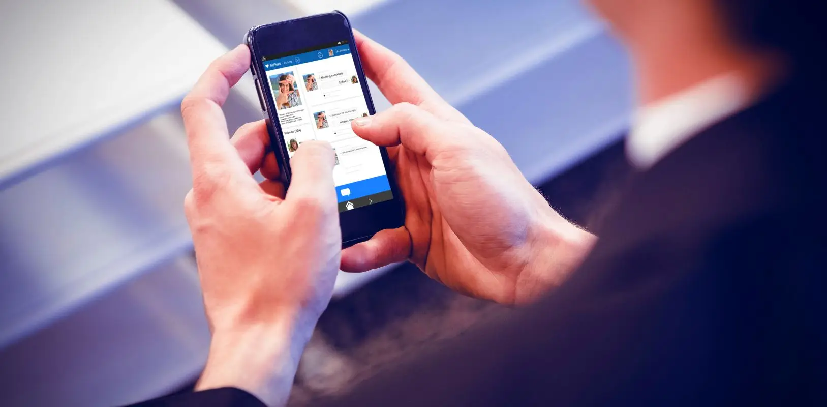 Profissional acessando redes sociais em smartphone para crescimento de carreira.