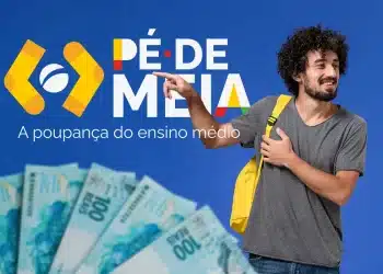 Estudante com mochila amarela aponta para logo do Pé-de-Meia com notas de R$ 100 ao fundo