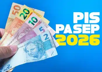 Mão segurando notas de real brasileiras com o texto PIS Pasep 2026, ilustrando o calendário de pagamentos do ressarcimento das cotas