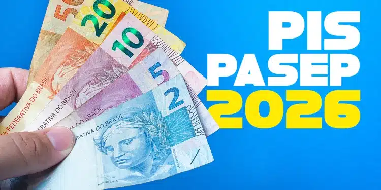 Mão segurando notas de real brasileiras com o texto PIS Pasep 2026, ilustrando o calendário de pagamentos do ressarcimento das cotas