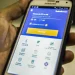 Mão segurando smartphone Samsung com aplicativo do trabalhador aberto, mostrando tela de acesso ao FGTS com campo para CPF ou NIS