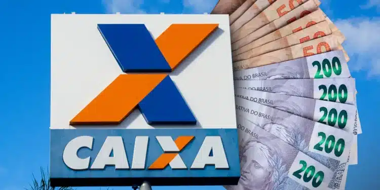 Totem externo da Caixa Econômica Federal com notas de R$ 50 e R$ 200 ao lado, representando o Saque Calamidade do FGTS de até R$ 6.220.