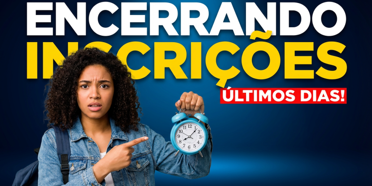 Jovem com expressão séria aponta para despertador azul ao lado de texto sobre fim das inscrições