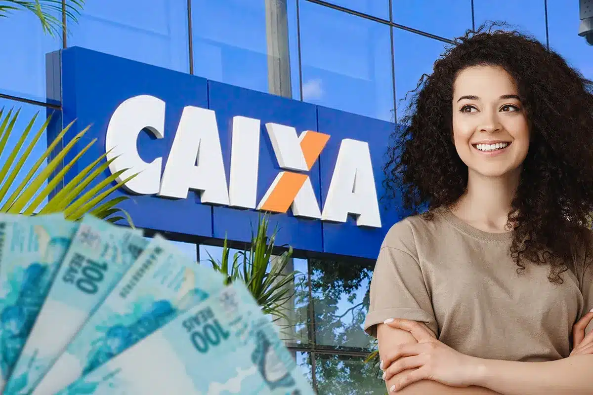 Jovem mulher sorridente em frente a uma agência da CAIXA, com uma sobreposição em primeiro plano de várias notas de 100 reais, ilustrando o pagamento da bolsa-auxílio de estágio.