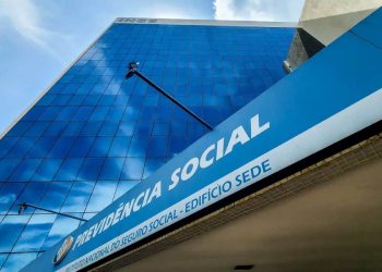 Fachada do prédio da Previdência Social com atendimento do INSS suspenso durante o feriado de Tiradentes.