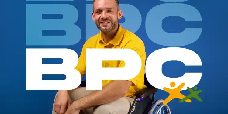 Homem sorrindo em cadeira de rodas com camiseta amarela, representando o Benefício de Prestação Continuada (BPC), com o logo do programa ao fundo.