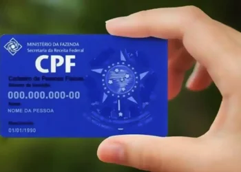 Cartão de CPF brasileiro com informações sobre como consultar benefícios governamentais.