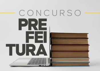 Laptop aberto ao lado de pilha de 6 livros com texto "Concurso Prefeitura" em destaque sobre fundo cinza.