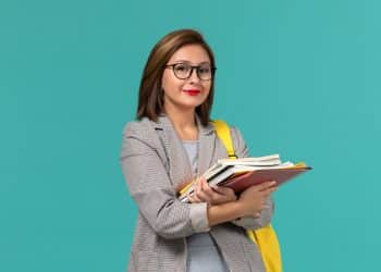 Professora segurando livros.