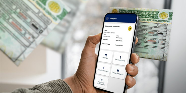 Pessoa segurando celular com aplicativo CNH do Brasil aberto mostrando dados da habilitação e serviços disponíveis.