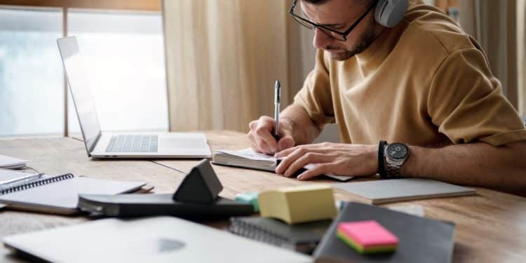 Homem estudando em sua casa.