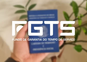 Carteira de trabalho brasileira representando o FGTS e direitos trabalhistas em caso de demissão.