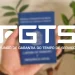 Carteira de trabalho brasileira representando o FGTS e direitos trabalhistas em caso de demissão.