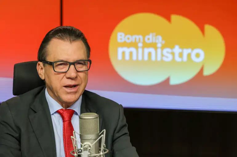 Ministro do Trabalho Luiz Marinho fala ao microfone durante entrevista sobre fim da escala 6x1.