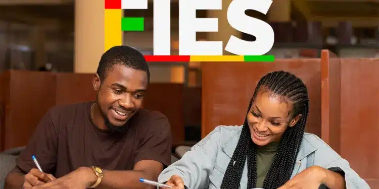 Dois jovens estudantes negros escrevem e sorriem em biblioteca com logo do FIES ao fundo.