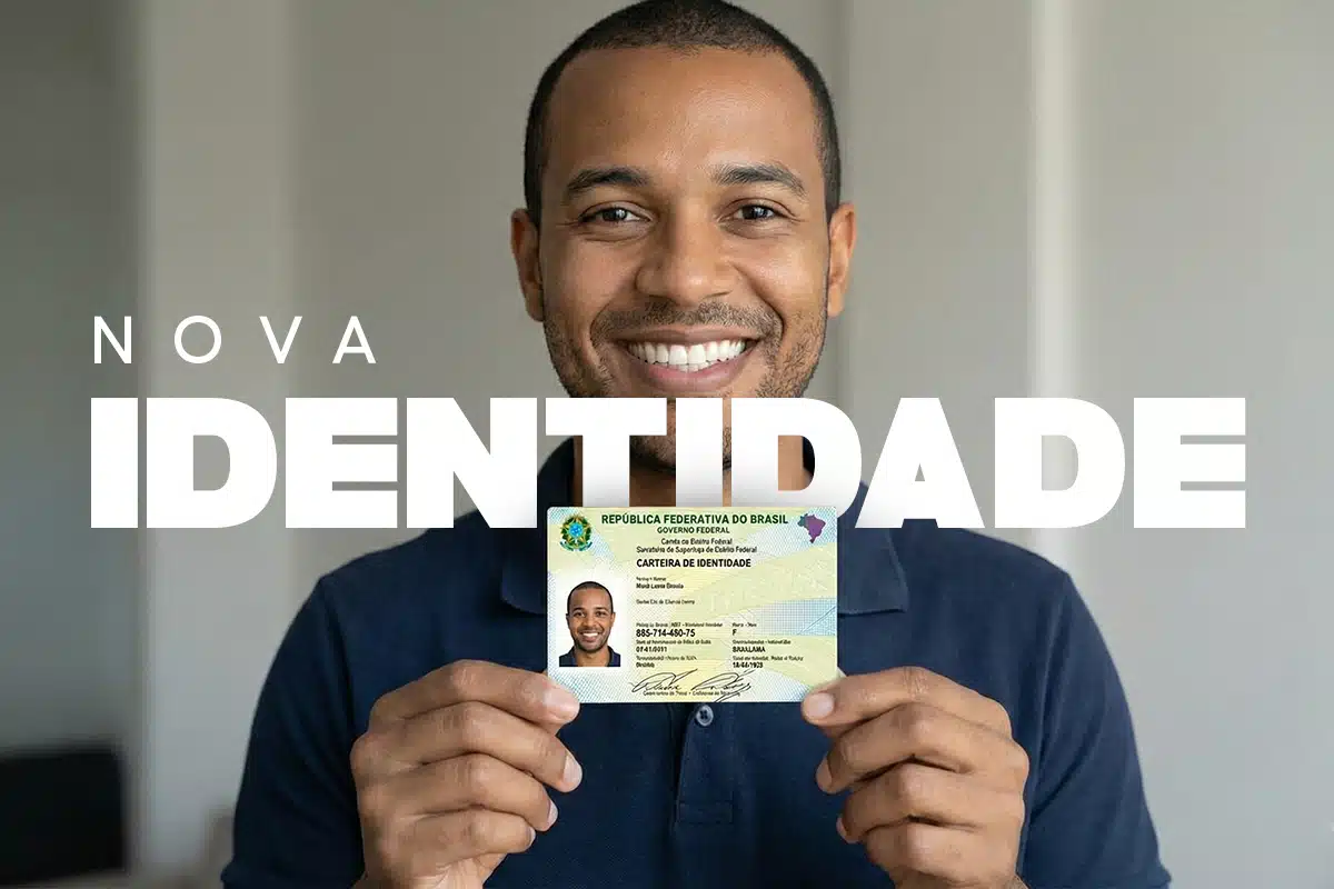 Homem segurando sua identidade.