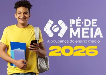 Estudante do ensino médio segurando celular e cadernos ao lado da identidade visual do programa Pé-de-Meia 2026.