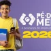 Estudante do ensino médio segurando celular e cadernos ao lado da identidade visual do programa Pé-de-Meia 2026.