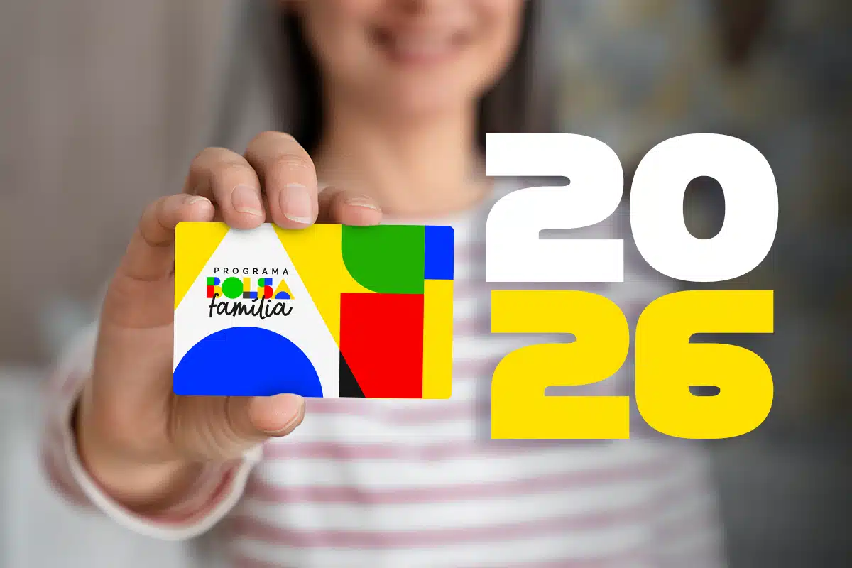 Beneficiária exibe cartão do Bolsa Família 2026.