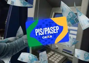Cartão PIS/PASEP Caixa sobre caixas eletrônicos com notas de R$ 100,00 espalhadas representando o abono salarial.