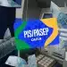 Cartão PIS/PASEP Caixa sobre caixas eletrônicos com notas de R$ 100,00 espalhadas representando o abono salarial.