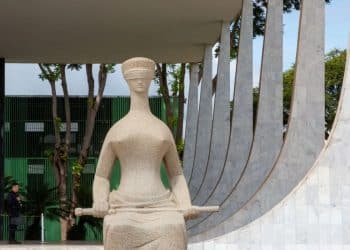 Escultura da Justiça em frente ao Supremo Tribunal Federal, simbolizando a decisão que garante o piso salarial nacional para professores temporários.