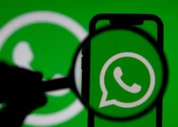 Logo do WhatsApp exibido em smartphone, representando fim do suporte a celulares Android antigos.