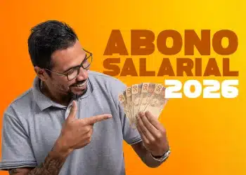 Homem sorrindo, segurando notas de dinheiro, representando o pagamento do abono salarial do PIS/Pasep 2026.