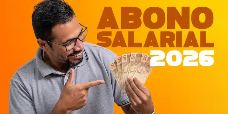 Homem sorrindo, segurando notas de dinheiro, representando o pagamento do abono salarial do PIS/Pasep 2026.