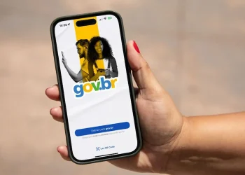 Usuário acessando aplicativo Gov.br no celular após trocar de aparelho e enfrentar problema de login.