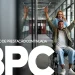 Beneficiário do BPC em cadeira de rodas comemorando enquanto consulta calendário de pagamentos de abril com valores atualizados