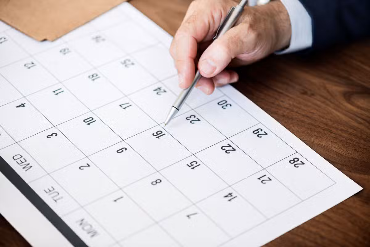 Ilustração de calendário fazendo referência ao prazo do 5º dia útil de maio para o pagamento do salário aos trabalhadores CLT