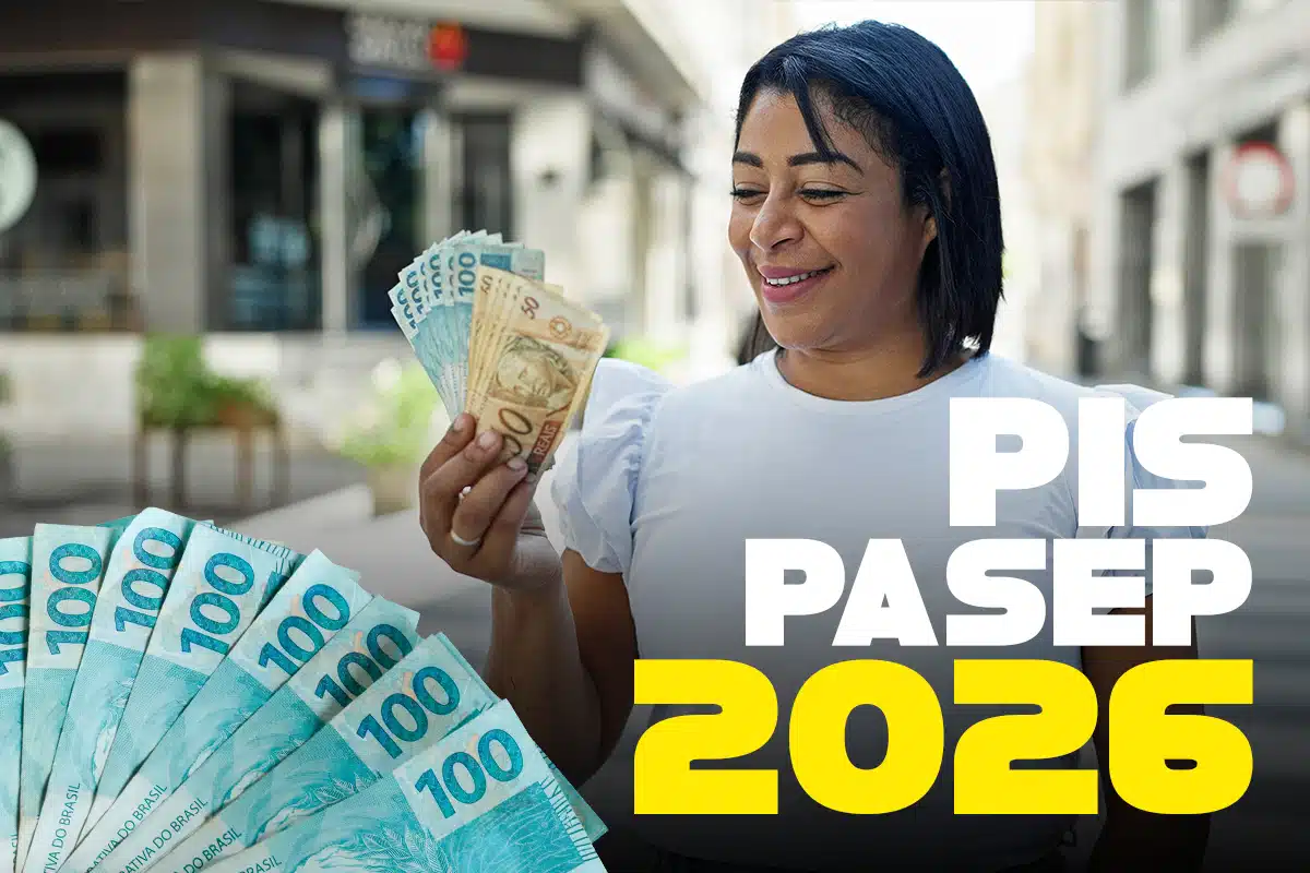 Mulher sorridente segura notas de dinheiro brasileiro (R$ 50, R$ 100) com texto PIS PASEP 2026 ao lado.