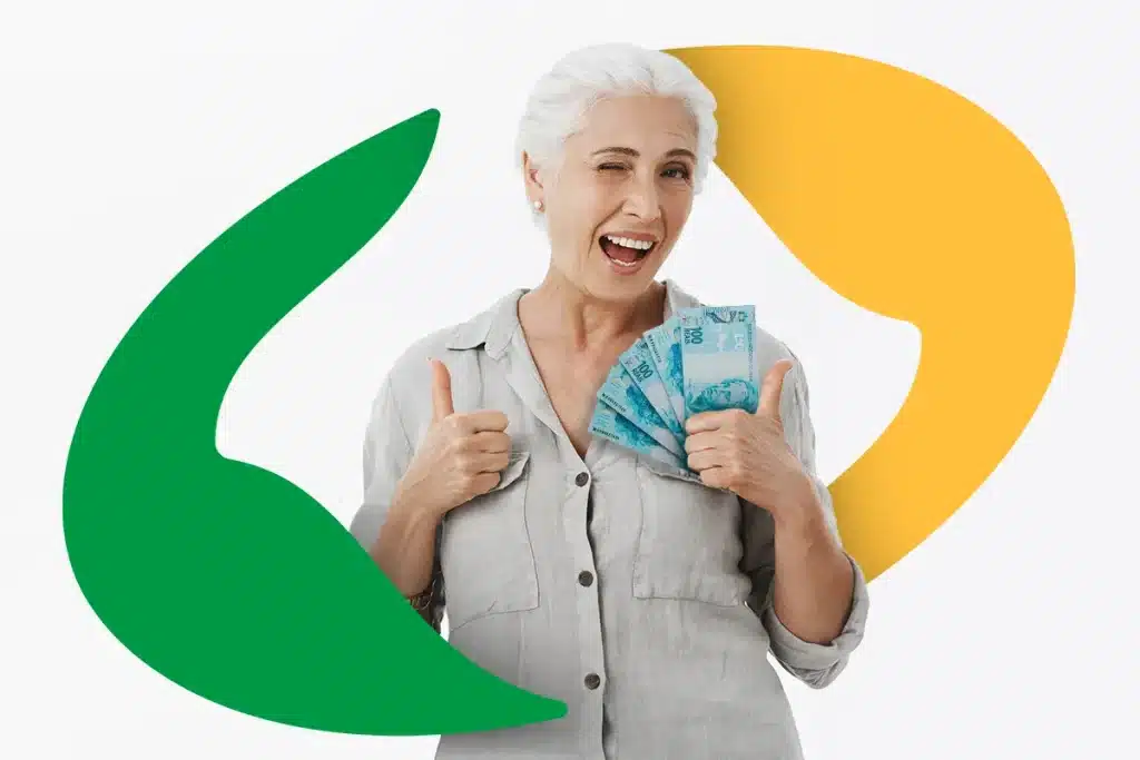 Mulher idosa sorrindo e segurando dinheiro, ilustrando a liberação de pagamentos do INSS em abril de 2026