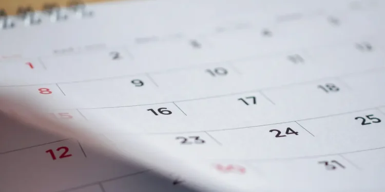 Calendário com datas organizadas destacando a situação do dia 20 de abril no calendário de feriados de 2026