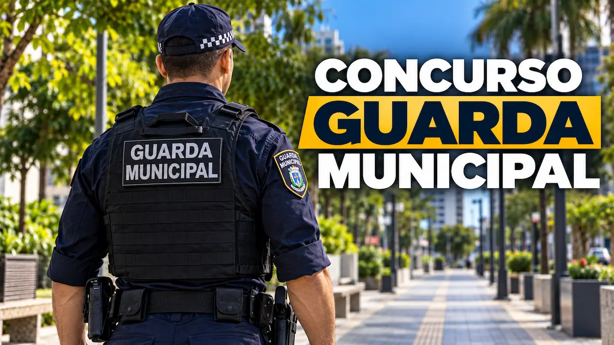 Guarda Municipal de costas em área urbana, representando concurso com 30 vagas imediatas e cadastro reserva.