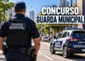 Guarda Municipal de costas em rua urbana ao lado de viatura, representando o concurso.