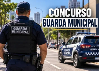 Guarda Municipal de costas em rua urbana ao lado de viatura, representando o concurso.